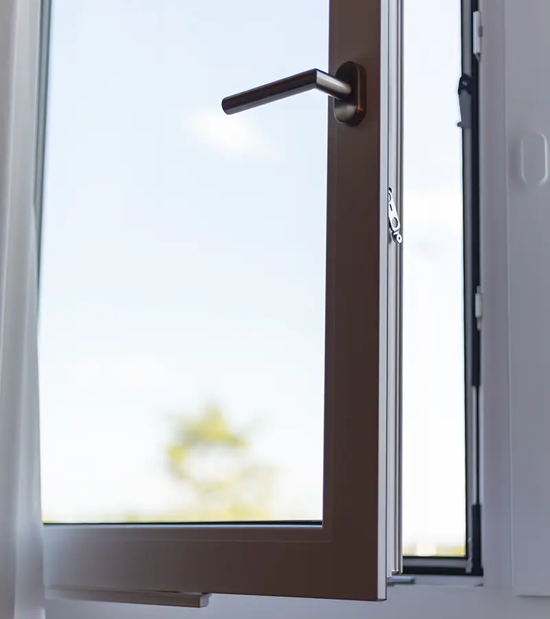 Ventanas y puertas practicables con bisagras