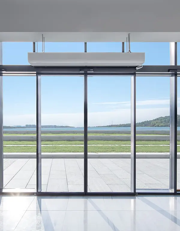 Detalle de la perfilería Millenium plus 80 de Cortizo para puerta peatonal en aluminio
